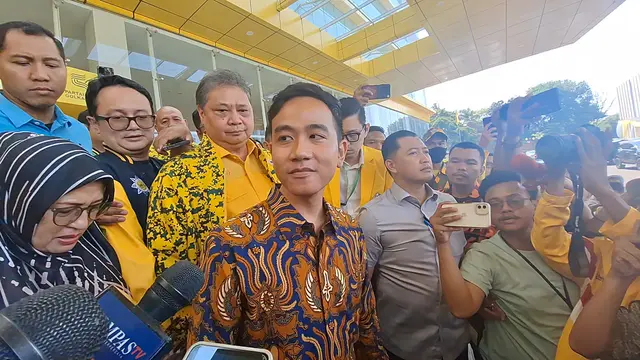 Putra sulung Presiden Joko Widodo (Jokowi) sekaligus Wali Kota Solo Gibran Rakabuming Raka menghadiri rapat pimpinan nasional (rapimnas) partai Golkar di DPP Partai Golkar, Sabtu (21/10/2023).