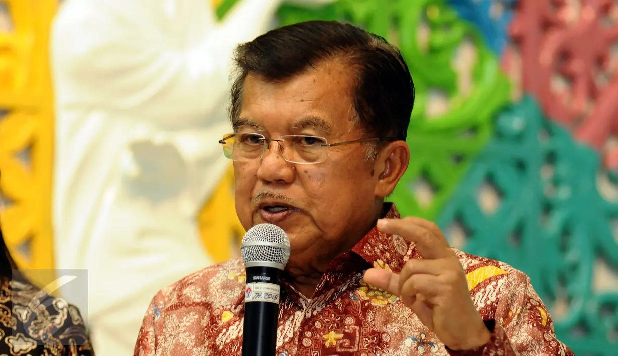 Wakil Presiden Jusuf Kalla menjawab pertanyaan pewarta usai melakukan rapat di Kemenpora, Jakarta, Rabu (15/3). Rapat membahas persiapan Asian Games 2018. (Liputan6.com/Helmi Fithriansyah)