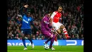 Gelandang Arsenal, Theo Walcott berusaha merebut bola dengan penjaga gawang AS Monaco di laga 16 besar Liga Champions di Emirates Stadium, London, (25/2/2015). AS Monaco unggul 3-1 atas Arsenal. ( Reuters/Eddie Keogh)