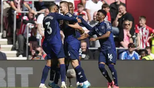 Bek Manchester United, Matthijs de Ligt mencetak gol ke gawang Southampton dalam laga Premier League 2024/2025 di St Mary's Stadium, Sabtu (14/9/2024). (AP/Alastair Grant)