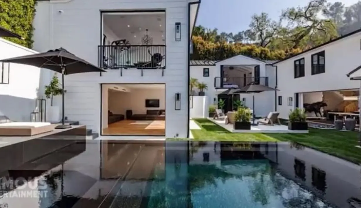 Rihanna juga membangun kolam renang di halaman belakang rumah barunya. Di kolam renang ini terdapat tempat untuk berjemur. (Foto: YouTube/Famous Entertainment)