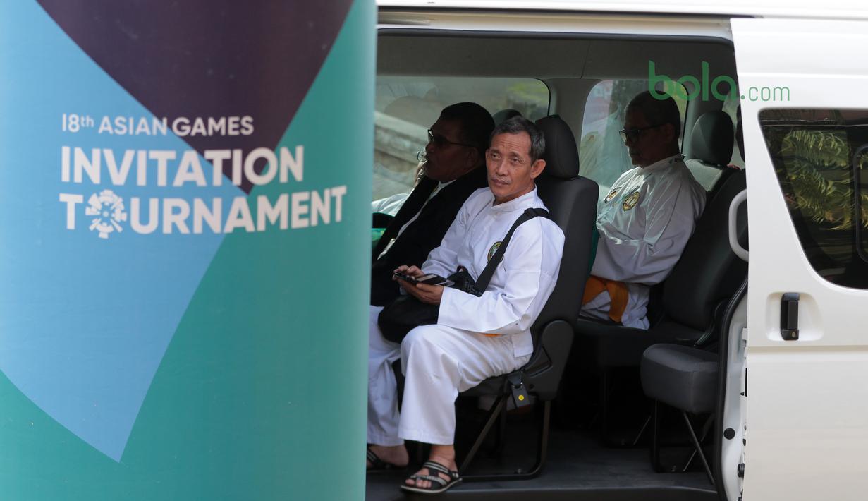 Wasit menunggu rekannya usai mengikuti Test Event Asian Games 2018 di Padepokan Silat TMII, Jakarta, Senin (12/2/2018). Sebanyak sepuluh negara mengikuti test event pencak silat 2018 tersebut. (Bola.com/Nick Hanoatubun)