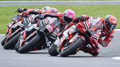 Pembalap Aprilia Racing, Aleix Espargaro, membuntuti pembalap Ducati Lenovo Team, Francesco Bagnaia, yang berada di posisi terdepan saat balapan MotoGP Inggris di Sirkuit Silverstone, Minggu (06/08/2023). Aleix Espargaro sukses memenangkan balapan dengan catatan waktu 40 menit 40.367 detik. (AP Photo/Rui Vieira)