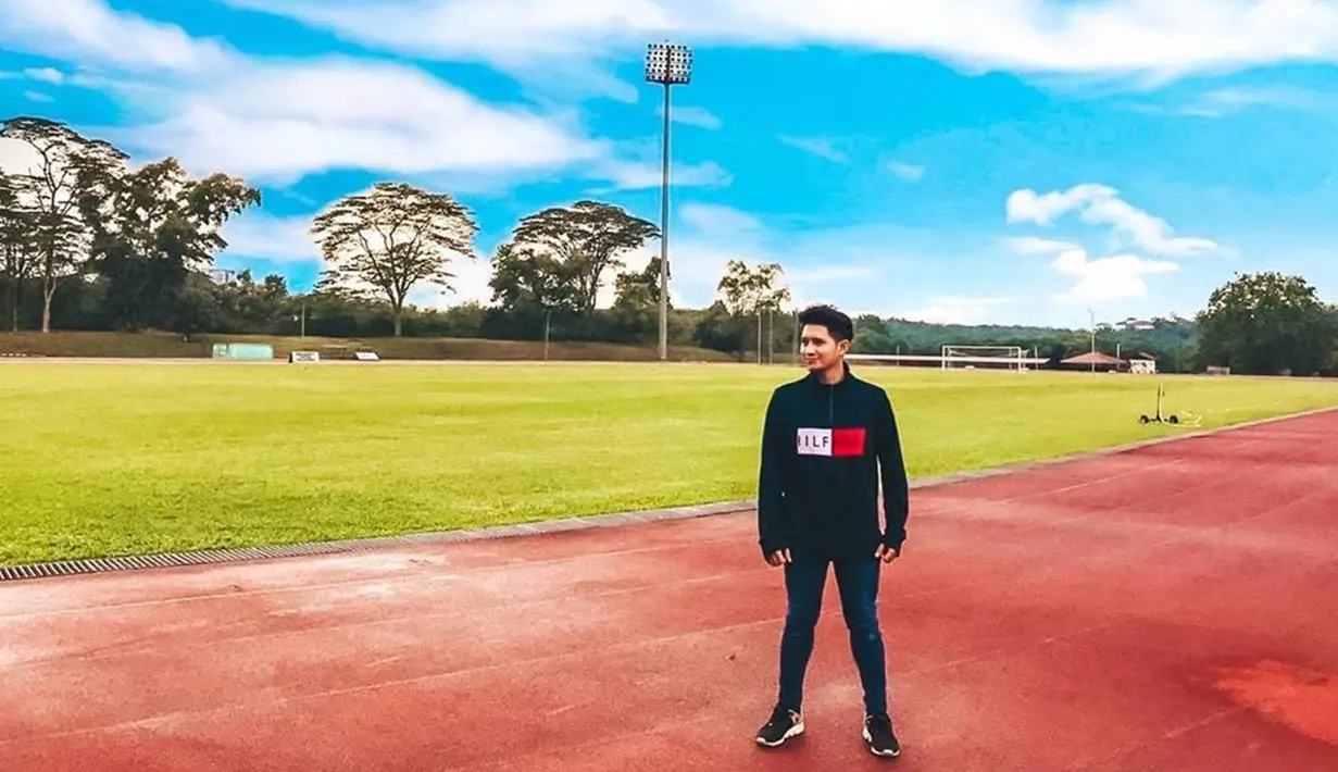 Chand Kelvin yang tengah melanjutkan pendidikan S2 di Malaysia juga tetap tampil keren. Chand terlihat mengenakan sweater yang dipadukan dengan blue jeans dan sneakers. (Liputan6.com/IG/@chand_kelvin)