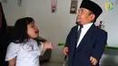Penampilannya siap untuk berangkat dampingi putranya wisuda. Ucok Baba tampil mengenakan setelan jaz warna biru dongker dan peci. [Youtube/Ucok Baba official]