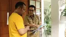 Petugas Badan Pajak dan Retribusi Jakarta memberikan informasi ke asisten rumah tangga Raffi Ahmad terkait dengan pajak kendaraan bermotor di kawasan Pondok Labu, Jakarta, Selasa (22/8). (Liputan6.com/Herman Zakharia)