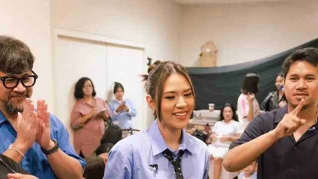 Bukan Pakai Gaun, Raisa Cosplay Jadi Teller Bank Cantik Saat Manggung dengan Gaya Preppy Serba Biru
