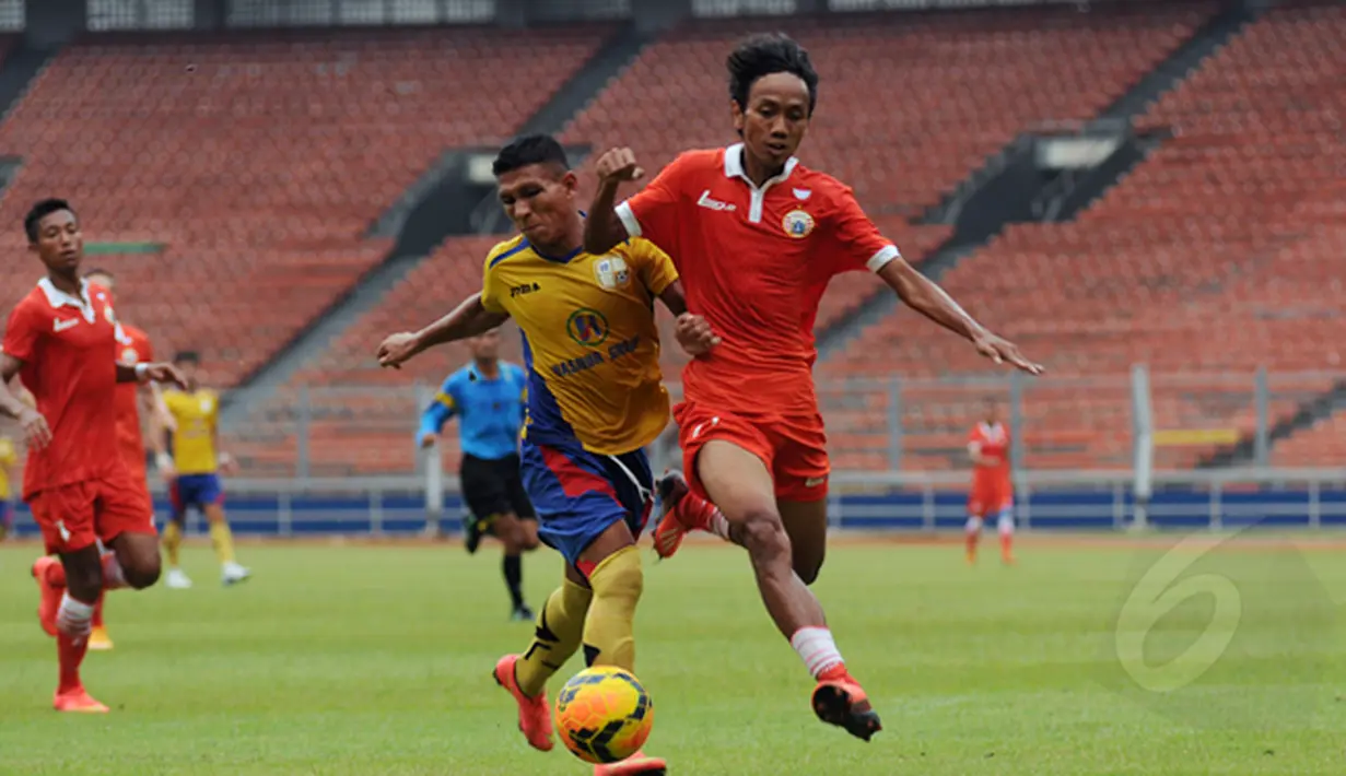 Penyerang Barito Putera, TA Musafry (tengah) berusaha melewati gelandang Persija, Amarzukih saat laga uji coba di Stadion GBK Jakarta, Rabu (4/2/2015). Persija unggul 2-1 atas Barito Putera. (Liputan6.com/Helmi Fithriansyah)
