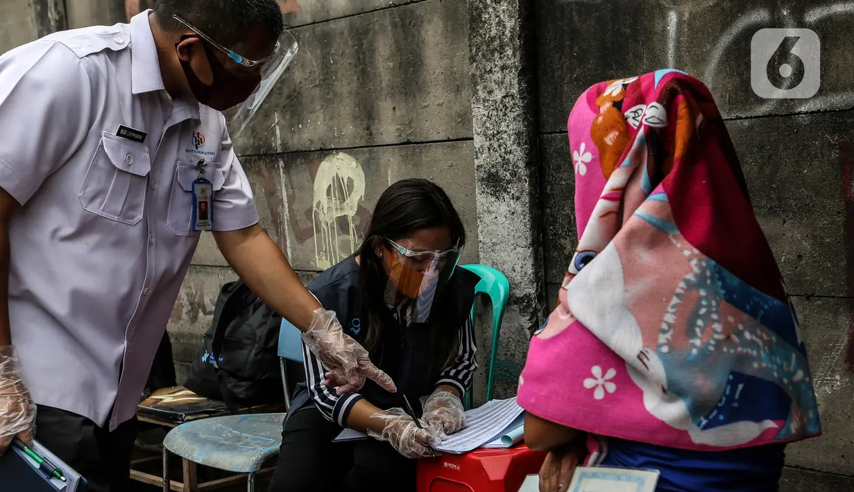 Petugas BPS melakukan sensus penduduk secara langsung ke permukiman warga Pademangan Barat, Jakarta, Rabu (2/9/2020). Sebelumnya, sebanyak 54,1 juta penduduk terdaftar dalam sensus penduduk yang dilaksanakan secara daring sejak 15 Februari 2020 hingga 29 Mei 2020. (Liputan6.com/Johan Tallo)