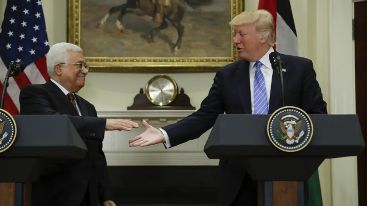 Mahmoud Abbas dan Donald Trump saat pertemuan di Gedung Putih (3/5/2017) (AP)