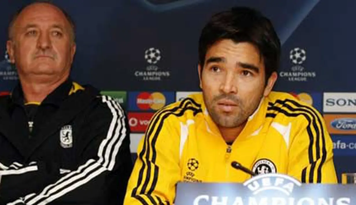 Chelsea's footballer Deco and Luiz Felipe Scolari attend a press conference ahead of their European Champions League Group A football match against CFR 1907 Cluj-Napoca at Stamford Bridge on December 8, 2008. AFP PHOTO/Ian Kington 