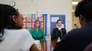 Melania Trump dan Ratu Yordania saat bertemu murid ilmiah di sekolah Excel Academy Public Charter, Washington, AS (5/4). (AP Photo / Pablo Martinez Monsivais)