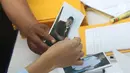 Keluarga korban pesawat Lion Air JT 610 menyerahkan dokumen di Posko Antemortem RS Polri Kramat Jati, Selasa (30/10). Para anggota keluarga itu diperiksa untuk mendukung pemeriksaan antemortem korban insiden pesawat itu. (Liputan6.com/Immanuel Antonius)