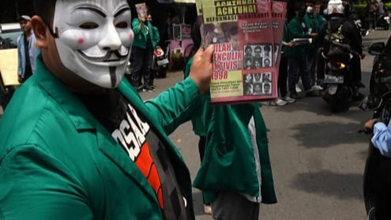 FOTO: Aksi Mahasiswa Universitas Moestopo dan UI Bagikan 4 Juta Selebaran Dampak Buruk Politik Dinasti untuk Menyadarkan Rakyat