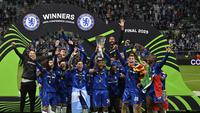 Pemain Chelsea mengangkat trofi juara UEFA Conference League 2024/2025, Kamis (29/5/2025) dini hari WIB. The Blues menang 4-1 atas Real Betis di laga final untuk menyabet gelar juara tersebut. (AP Photo/Denes Erdos)