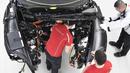 Mekanik melakukan pemasangan instalasi listrik mobil Porsche Taycan saat proses perakitan di pabrik perusahaan Porsche AG di Stuttgart, Jerman, Rabu (4/3/2020). Porsche Taycan merupakan mobil bertenaga listrik pertama  dari pembuat mobil mewah Jerman, Porsche AG. (AFP Photo/Thomas Kienzie)