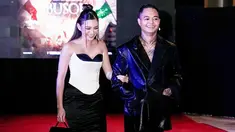 Menggandeng seorang wanita usai rumah tangganya dengan Wendy Walters retak, memunculkan dugaan kalau Shakilla Astari merupakan pacar baru Reza Arap. Dalam momen tersebut, Shakilla tampil cantik dengan corset dress black and white yang terbuat dari bahan satin. Sementara, Reza tetap stylish dengan outfit serba hitam (Liputan6.com/IG/@ybrap)