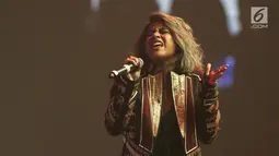 Penampilan penyanyi Laya Pesulima pada Konser Diaspora Indonesia di Main Hall Kota Kasablanka, Jakarta, Sabtu (1/7). Putri mendiang Broery Marantika ini melantunkan lagu milik Yura Yunita berjudul "Berawal Dari Tatap". (Liputan6.com/Herman Zakharia)