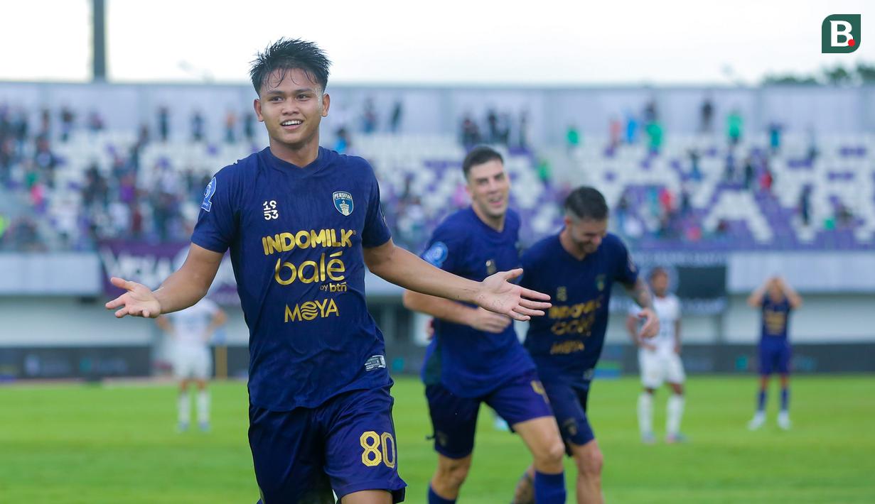 Pemain Persita Tangerang, Hokky Caraka, melakukan selebrasi setelah mencetak gol ke gawang Persik Kediri dalam laga lanjutan BRI Super League 2025/2026 di Stadion Indomilk Arena, Minggu (21/12/2025) sore WIB. (Bola.com/ M Iqbal Ichsan)