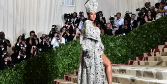 Rihanna mensontek gaya Paus Paulus. Rihanna tampak cantik dengan gaun dari Margiela. (HECTOR RETAMAL / AFP)