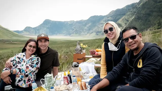 6 Potret Seru Liburan Donna Agnesia dan dan Darius Sinathrya di Bromo