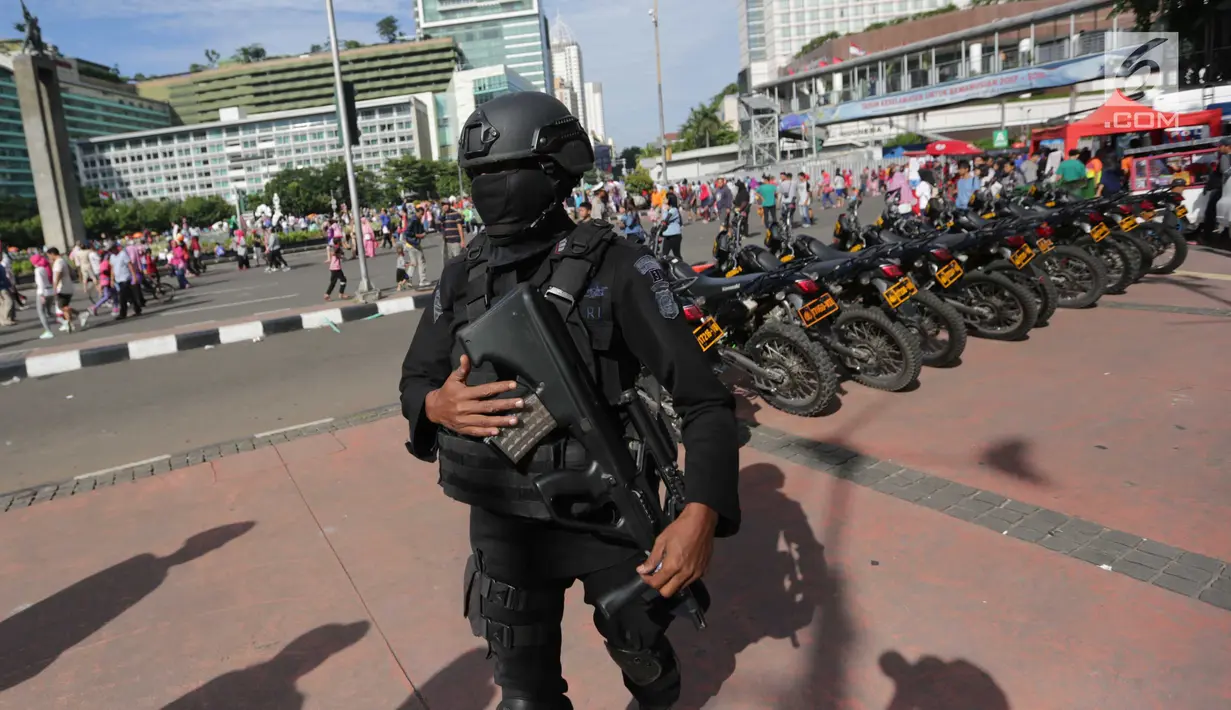 Pasukan Brimob bersenjata lengkap melakukan pengamanan saat Car Free Day di kawasan Bunderan HI, Jakarta, Minggu (24/12). Operasi Lilin 2017 ini guna memberikan kenyamanan pada masyarakat. (Liputan6.com/Faizal Fanani)