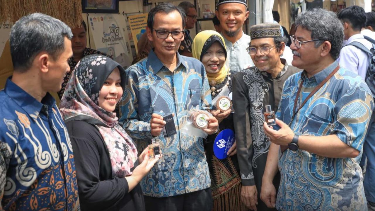 Nizam juga mengingatkan kepada periset untuk bergotong-royong dan menghasilkan produk riset yang relevan dan bermutu.
