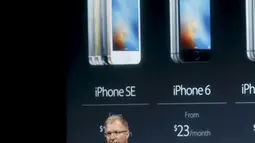 Wakil Presiden Apple, Greg Joswiak saat memperkenalkan iPhone SE saat peluncurannya di kantor pusat Apple di Cupertino, California (21/3). Harga dari iPhone SE mencapai USD 399 atau sekitar Rp 5,2 juta. (REUTERS/Stephen Lam)
