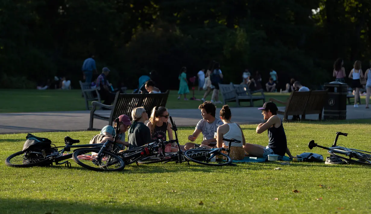 Warga menikmati sinar matahari di Taman Bunga Ratu Mary di Regent's Park di London pada 25 Juni 2020. Inggris pada Kamis (25/6) mengalami hari terpanasnya tahun ini hingga sejauh ini, dengan suhu mencapai 33,3 derajat Celsius di Bandara Heathrow, menurut badan meteorologi. (Xinhua/Han Yan)