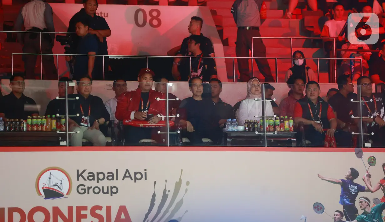 Presiden RI, Joko Widodo didampingi Ibu Negara Iriana Jokowi dan Menpora RI, Dito Ariotedjo, menyaksikan pertandingan tunggal putra Indonesia, Anthony Sinisuka Ginting, melawan wakil dari China Li Shi Feng pada laga semi final Indonesia Open 2023 di Istora Senayan, Sabtu, (17/06/2023). Anthony Ginting menang dengan skor 21-17 dan 21-15. (Bola.com/M Iqbal Ichsan)