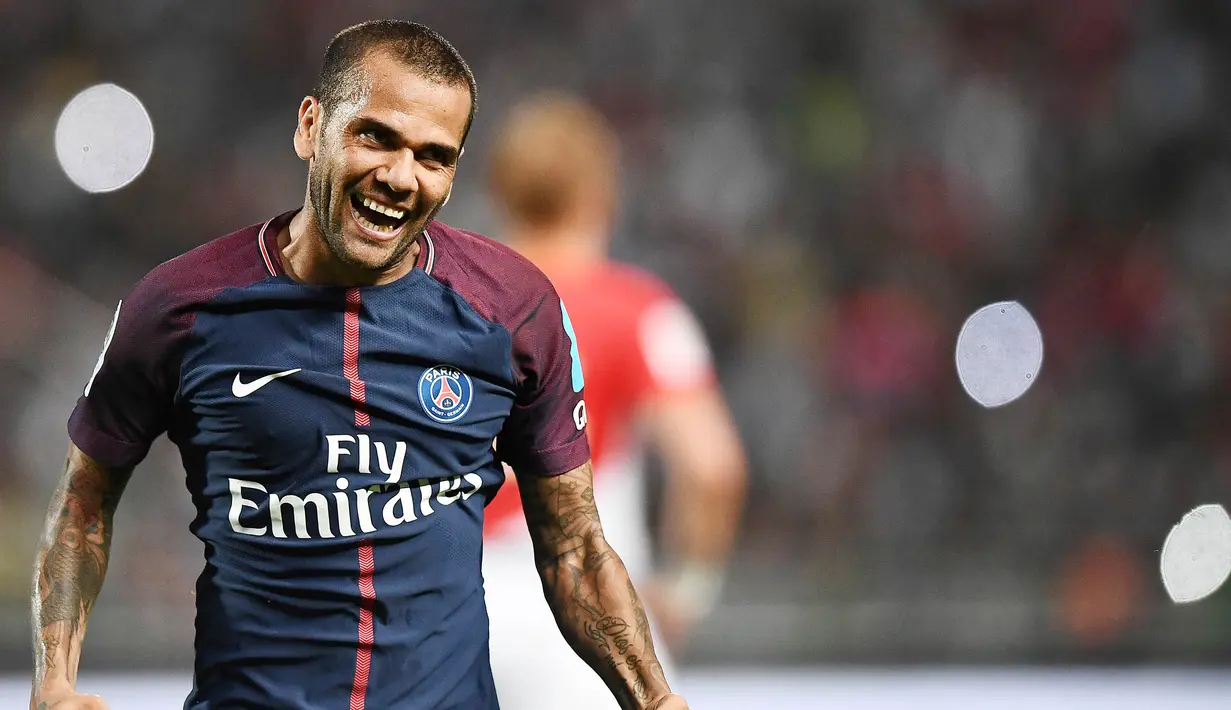 7. Dani Alves (Paris Saint-Germain) – Sebelum menjadi pesepak professional bek timnas Brasil ini pernah bekerja sebagai pelayan dan bertani. Mimpi yang tinggi untuk menjadi pesepak bola membuatnya bangkit untuk menggapai cita-cita. (AFP/Franck Fife)