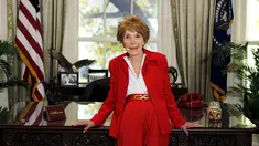 Mantan Ibu Negara AS, Nancy Reagan saat menunggu calon presiden dari Partai Republik di Perpustakaan Presiden Ronald Reagan di California, 7 September 2011. Nancy meninggal dunia pada usia 94 tahun setelah mengalami gagal jantung. (REUTERS/Chris Carlson)