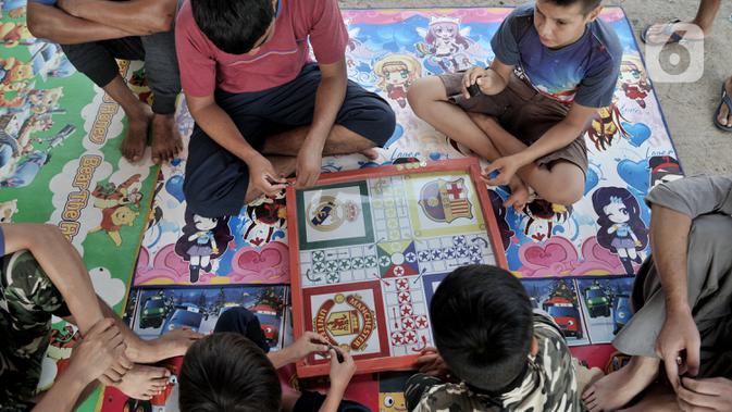 Anak-anak imigran pencari suaka bermain di penampungan sementara di Kalideres, Jakarta, Rabu (18/12/2019). Imigran pencari suaka di penampungan sementara ini berasal dari Afghanistan, Pakistan, Irak, dan Somalia. (merdeka.com/Iqbal Nugroho)