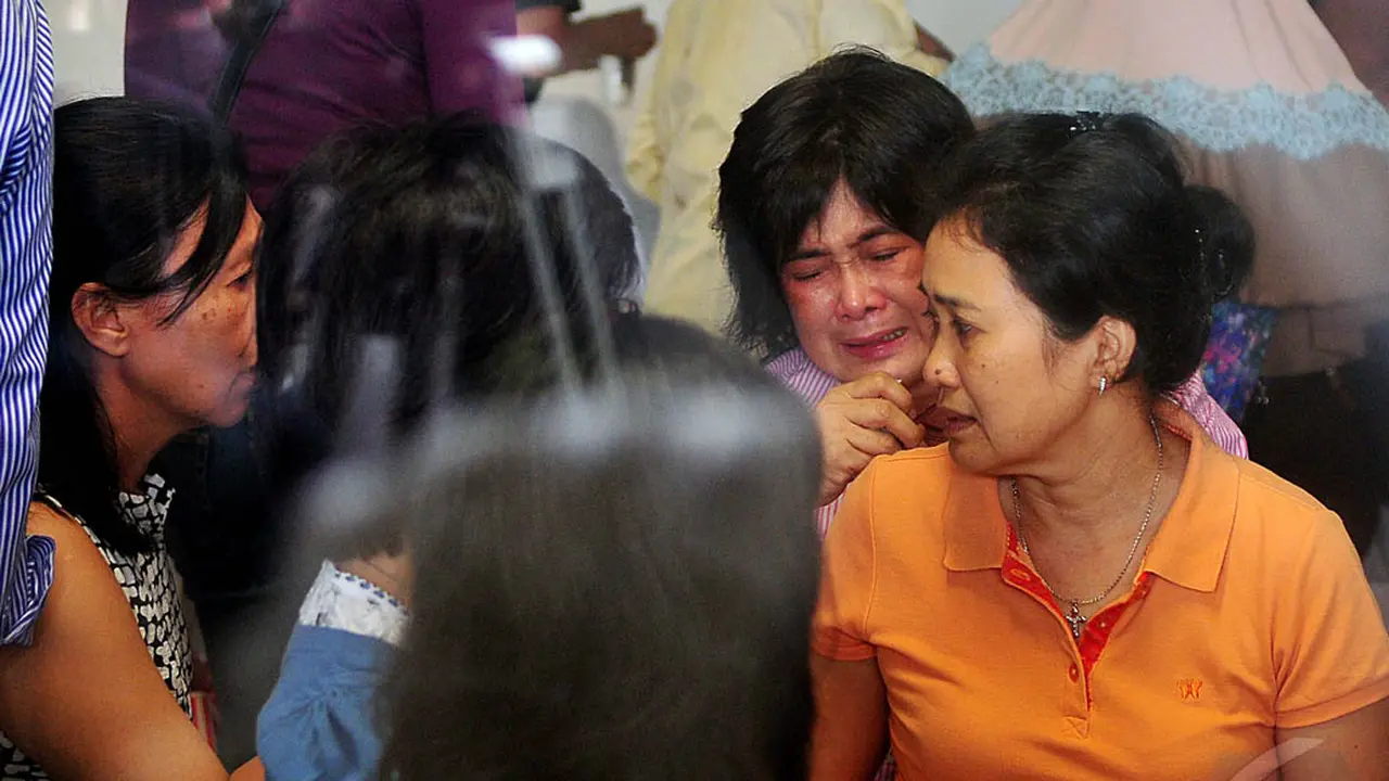 Tunggu Kabar Baik, Keluarga Penumpang AirAsia Berdoa Bersama