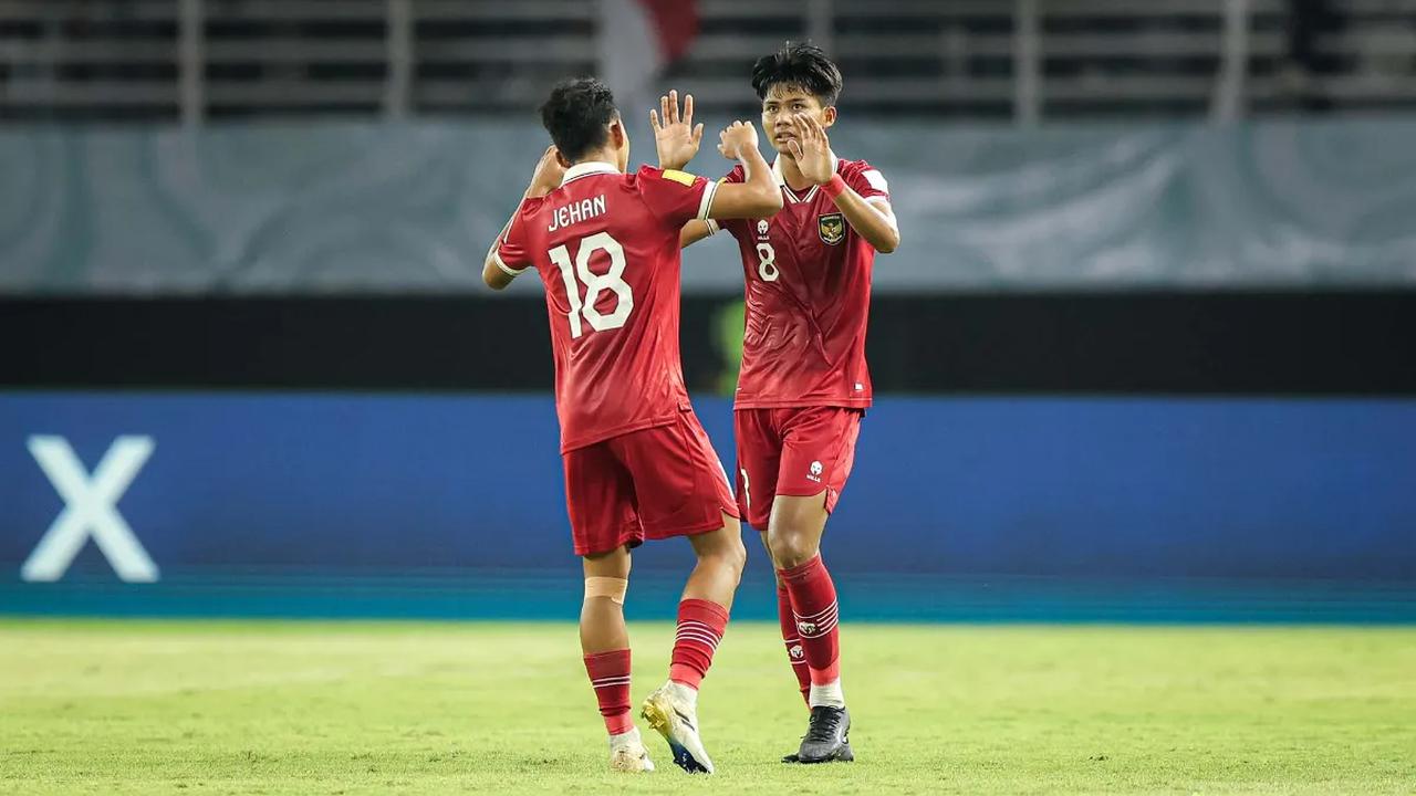 Erick pun menilai dukungan para pendukung timnas, termasuk Presiden Jokowi yang hadir langsung mampu membakar semangat pemain timnas U-17.<br>