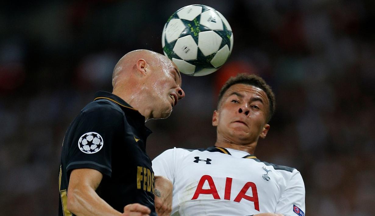 Pemain AS Monaco, Andrea Raggi (kiri), berebut bola dengan pemain Tottenham Hotspur, Dele Alli, pada laga Liga Champions Grup E di Stadion Wembley, Kamis (15/9/2016) dini hari WIB. (Action Images via Reuters/Andrew Couldridge)