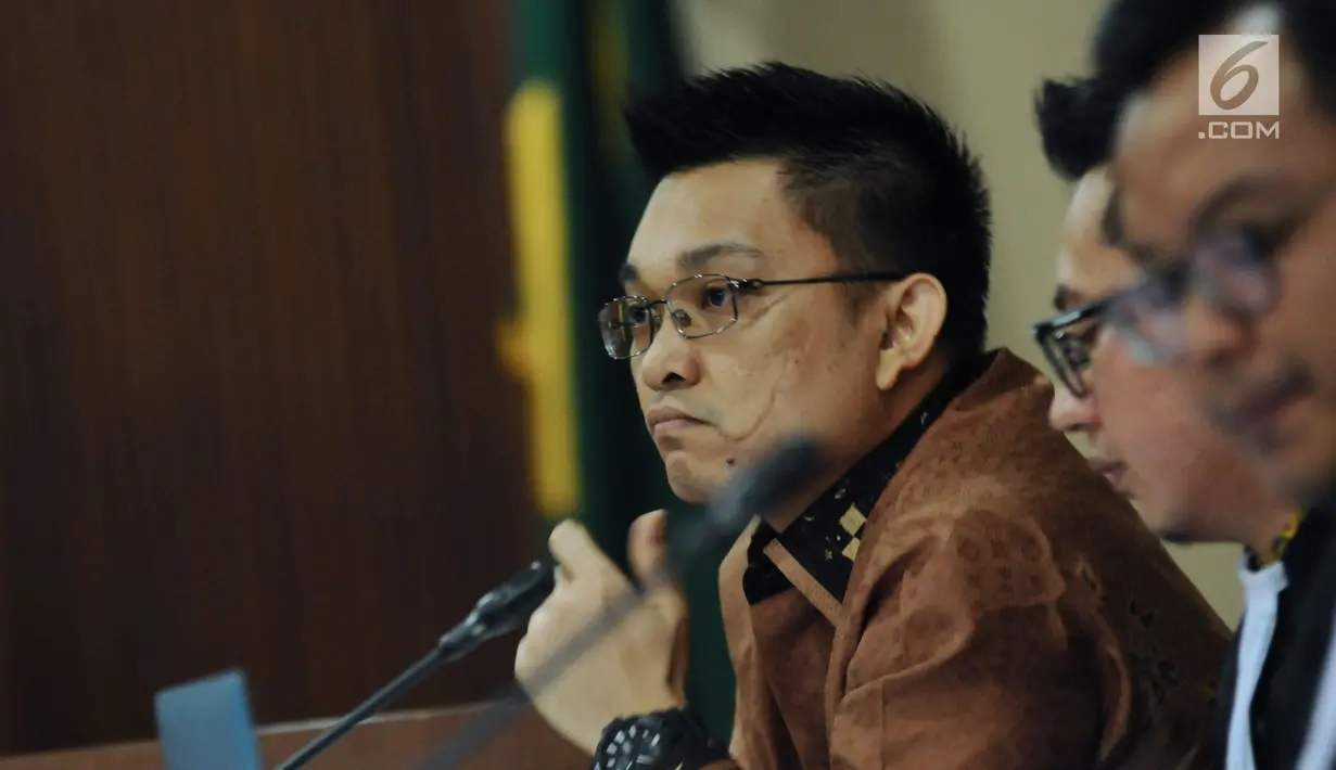 Tersangka dugaan suap terhadap Ketua Pengadilan Tinggi Manado Sudiwardono, Aditya Anugrah Moha saat sidang lanjutan di Pengadilan Tipikor, Jakarta, Rabu (7/3). Sidang mendengar keterangan saksi. (Liputan6.com/Helmi Fithriansyah)