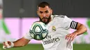 5. Karim Benzema (8 assist) - Perfroma impresif Benzema musim ini mampu membawa Real Madrid kokoh di puncak klasemen liga. Pemain asal Prancis ini menyumbangkan 8 assist dari 35 laganya bersama Real Madrid musim ini. (AFP/Gabriel Bouys)