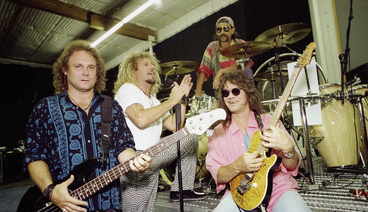 Anggota Van Halen, dari kiri, kiri, Michael Anthony, gitar bass, Sammy Hagar, penyanyi utama, Alex Van Halen, drum, dan Eddie Van Halen, gitar utama muncul di Los Angeles pada 17 Januari 1993. Eddie Van Halen meninggal di umur 65 tahun. (AP Photo/Kevork Djansezian, File)