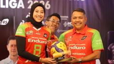Bintang Jakarta Pertamina Enduro, Megawati Hangestri memberikan bola bertanda tangan seluruh pemain kepada petinggdi dari Pertamina di acara launching tim untuk kompetisi Proliga 2026 yang berlangsung di Enduro x Fastron Lounge, Gedung Oil Center, Thamrin, Jakarta Pusat pada Senin (05/01/2026).