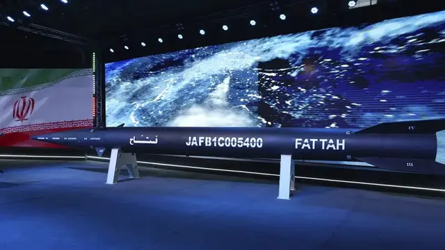 Penampakan rudal hipersonik Fattah di Teheran, Iran, Selasa (6/6/2023), yang diklaim mampu melesat dengan 15 kali kecepatan suara. (Dok. Hossein Zohrevand/Kantor Berita Tasnim via AP)