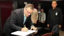 Dubes Slovakia untuk Indonesia YM Michal Slivovic saat berkunjung ke ruang Pimpinan MPR untuk bertemu Zulkifli Hasan , Jakarta , Rabu (1/4/2015). Pertemuan tersebut membahas kerja sama bilateral antara Indonesia dan Slovakia. (Liputan6.com/Helmi Afandi)