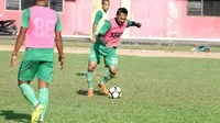 Striker Semen Padang, Rachmat Afanti, berlatih bersama pemain lainnya, pagi kemarin jelang menghadapi Persika Karawang, Rabu (9/5/2018). (Bola.com/Arya Sikumbang)