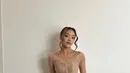 Baila tampil mengenakan kebaya lengan panjang warna nude. Kebaya dihiasi beads tersebut dipadukan bawahan kain batik coklat. [@bailafauri]