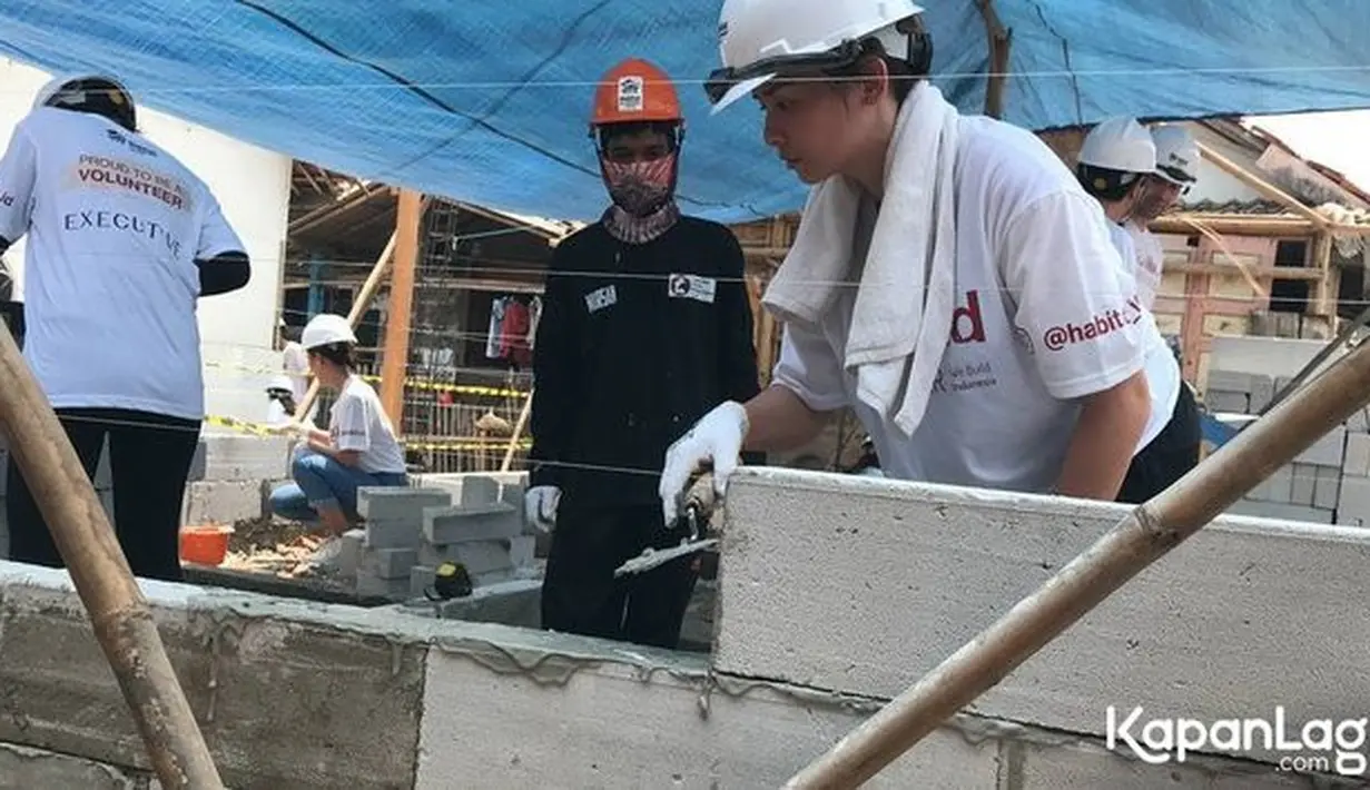 "Kesulitannya keringetan. Terus kalau tidak sejajar, harus disusun ulang lagi," ujar pemeran film Catatan Akhir Sekolah ini. [Foto: KapanLagi.com/Dadan Eka Permana]