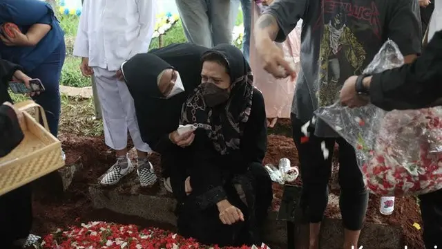 Oddie Agam Meninggal Dunia, Ini 7 Potret Chintami Atmanegara Saat Antarkan Jenazah