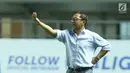 Pelatih Arema FC, Aji Santoso memberi arahan pada pemainnya saat laga melawan PS TNI dilanjutan Liga 1 Indonesia di Stadion Pakansari, Bogor, Senin (3/7). Laga kedua tim berakhir imbang 0-0. (Liputan6.com/Helmi Fithriansyah)