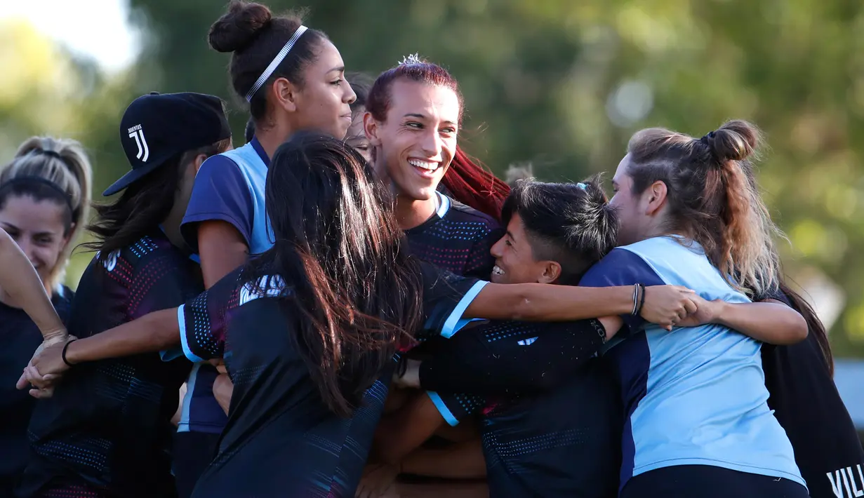 Pesepakbola transgender, Mara Gomez tersenyum di antara rekan satu tinya saat berlatih di La Plata, 12 Februari 2020. Mara Gomez  yang berusia 22 tahun ini dikontrak oleh klub Villa San Carlos di divisi utama liga sepak bola Argentina. (AP Photo/Natacha Pisarenko)