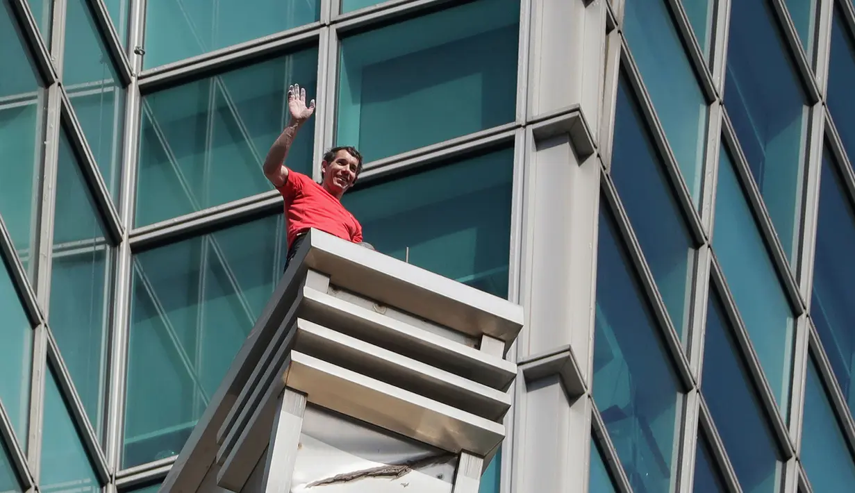 Atlet panjat tebing 'free solo' asal Amerika, Alex Honnold menyapa masyarakat saat memanjat gedung Taipei 101 tanpa tali pengaman di Taipei, Minggu (25/01/2026). (AP Photo/Chiang Ying-ying)