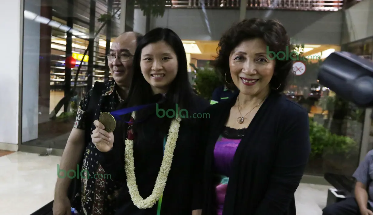 Debby Susanto berfoto bersama kedua orangtuanya di Bandara Soekarno-Hatta, Tangerang, Rabu (16/3/2016). (Bola.com/Nicklas Hanoatubun)